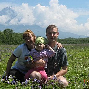 Фотография "Я с семьей на Камчатке на фоне вулкана."