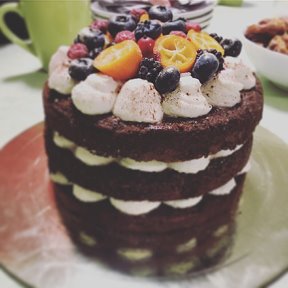 Фотография "Голый торт с свежей ягодой или фруктами. Шоколадные сочные коржи с прослойкой из творожного крема и свежей ягодой. Голый торт очень популярен в последнее время"