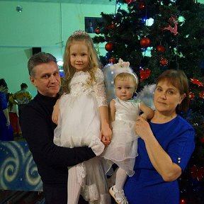 Фотография "Мы на елке с внучками , с Полиной и Миланой"