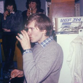 Фотография "1990 год, с друзьями на Полянке,
ТВЦ КП, я - на переднем плане"