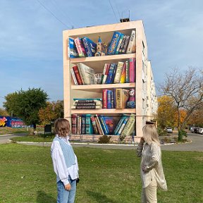 Фотография "Мурал на ул.Энергетиков 13. Худодник изобразил любимые книги жителей  Солнечнодольска"