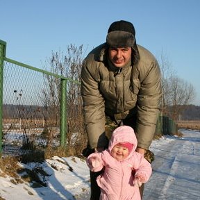 Фотография "С дочуркой на даче, учимся ходить(по льду)  "