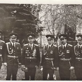 Фотография "после парада 9 мая1989г с участником ВОВ полковником Суторминым, который воевал на легендарных "Катюшах""