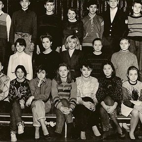 Фотография "Это в школе. Я третья слева, в первом ряду на скамеечке.. "