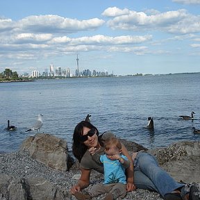 Фотография "Ya s sinom na ozer Ontario v Toronto s vidom na tsenter goroda. Avgust 2009."