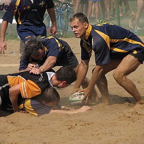 Фотография "Пляжный турнир по регби. Серебряный бор 2007. Я с "дыней"."