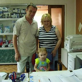 Фотография "Брат и его внучка Лариска в нашем офисе Находка Телеком."