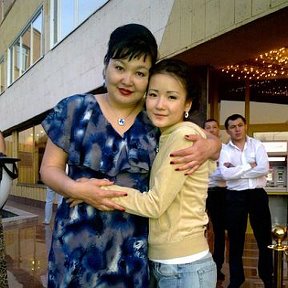 Фотография "Я с дочей на выпускном вечере у ресторана "Достар Алем" июнь2012г."