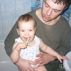Фотография "Полина с папой чистит зубки"