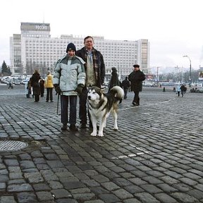 Фотография "Я с сыном Сашей и маламутом Раскл зимой 2006 "