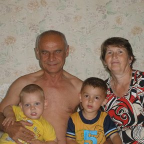 Фотография "Я,муж и внучата Даня и Рома.........2012 год..."