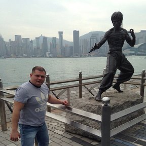 Фотография "Гонконг.Я с Брюсом Ли, кумиром всех парней 90-х
"