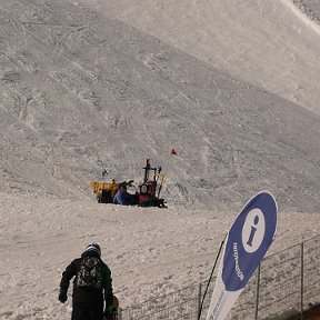 Фотография "Не повезло  мужчине сломаться, но сломался прямо в паре десятков метров от медпункта. Хоть в этом повезло"