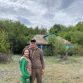 Фотография "С любимым мужем🥰
У своего родного домика в котором я родилась и выросла "