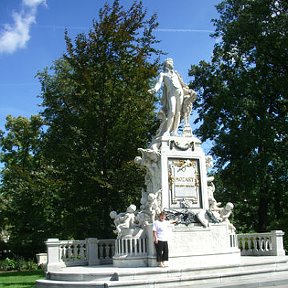 Фотография "Вена.Памятник Моцарту"