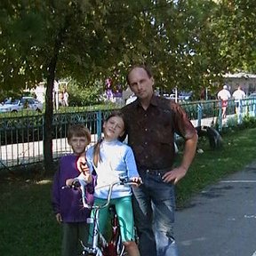 Фотография "Это Я и мои дети Александра и Сергей на школьном стадионе.
Лето 2006г."