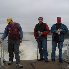 Фотография "Река Унжа 17,09,2007.Я в саредине слева Маслов справа Шелков"