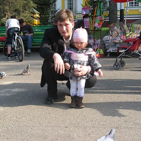 Фотография "Я с доченькой в Парке 28 Гвардейцев Панфиловцев кормим голубей."