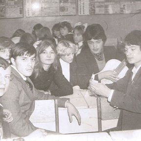 Фотография "Foto iz arhiva lubezno predostavlennaya ot Lenochki Kobenko.(dalee L.K)Poslednii zvonok-1979 "