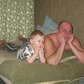 Фотография "Папа с сыном смотрят мультики"
