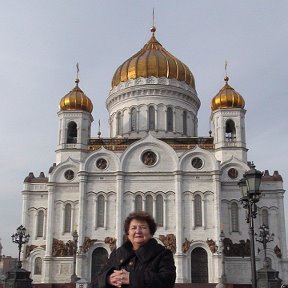 Фотография "На фоне Храма Христа Спасителя в Москве."