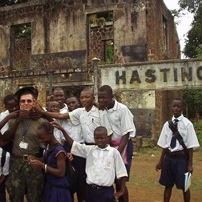 Фотография "Я в Западной Африке. Сзади - то, что до войны было вокзалом. Школьных фотографий пока что нет. Найду - заменю."