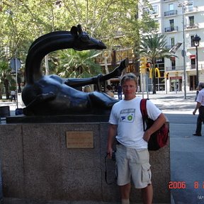 Фотография "Барселона август 2006. Я справа, а справа от  меня Конь"