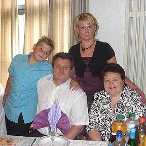 Фотография "Mein Sohn Richard, mein Mann Viktor und Ich
auf dem Geburtstag von meiner Neffin Lida"