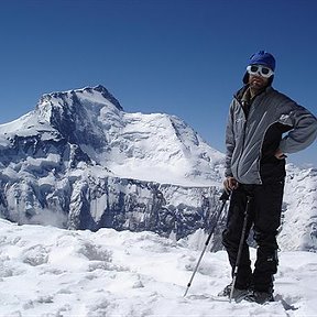 Фотография "Памир-2006 За мной п.Коммунизма Мне 46 лет и я счастлив, что побывал на высоте 7 км"