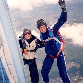 Фотография "Лето 2002г., аэродром &quot;Сокол&quot; Н.Новгород, я в синем костюме, рядом сослуживец Василий"