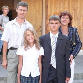 Фотография "01/09/2007г. г. Владивосток. Денис, наша дочь Юлия, сын Артем и Я."