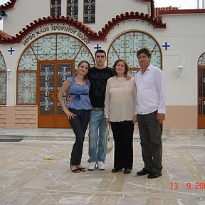 Фотография "familia mea in curtea unei biserici"