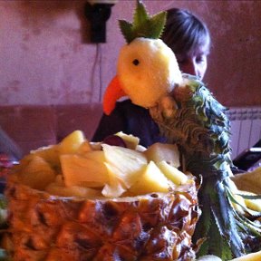 Фотография "Главное украшение фруктового стола- попугай Кеша!!!"