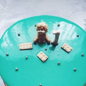 Фотография "Муссовый тортик на годик прекрасного малыша😀 Фигурки из шоколада."