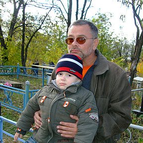 Фотография "Это я с Илюхой в Луганске на могиле родителей"