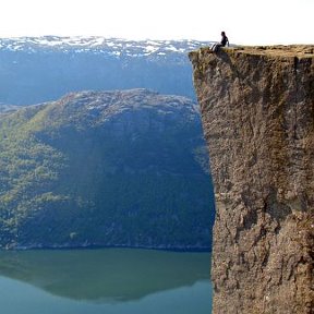 Фотография "Norway, фьорд Lysefjorden, гора Preikestolen. Тёмная точка на краю скалы - это я (9 мая. Пою "День победы")"