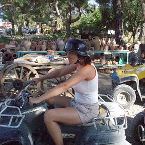 Фотография "Турция 2007. Я на квадроцикле, рядом какие-то горшки (я в каске, квадроциклы повсюду: подо мной и сзади меня!):)"