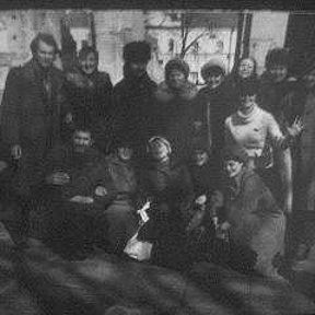 Фотография "Субботник в Киево-Печерской Лавре. На фоне разрушенная трапезная. Теперь восстановленная президентом Кучмой."