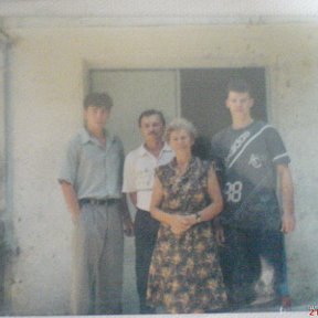 Фотография "Моя семья 2000 г.Мы у подъезда ДОМА в Киргули. Я первый с права,слева-брат Николай,в центре-старший брат Олег(1966). По центру-моя МАМА ..."