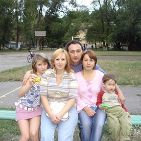 Фотография "Желтые Воды.Слева на право:племяница Аленка,сестра Ольга,я в центре,жена Валерия и сын Матвей."
