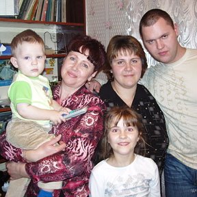 Фотография "2006 год, с сыном-Антоном, племянницей и ее детьми. На всякий случая я вторая слева."