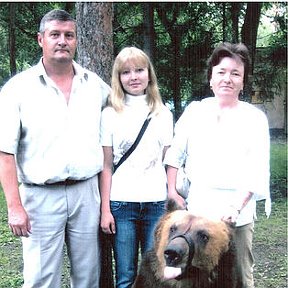 Фотография "Я,дочь,мать наша,а это ведмедь из Белгорода,дочь стерёг."