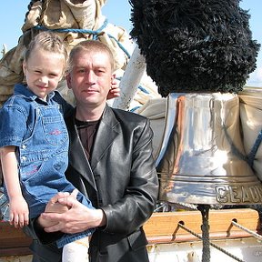 Фотография "   С доченькой на празднике море 2009 Парусник "Седов""