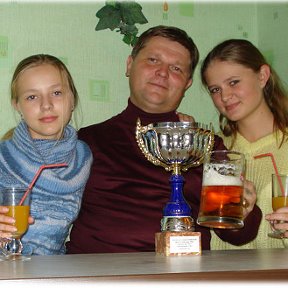 Фотография "Я с дочурками, Настюхой и Викушкой, октябрь 2007 года"