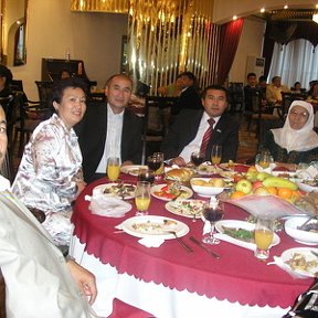 Фотография "слева направо: мой муж, я, Нурлан, Турсунбек и мама..."