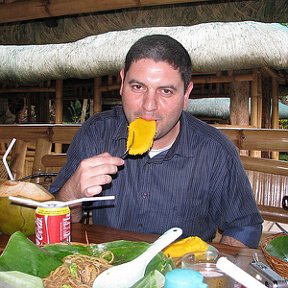 Фотография "Плавающий ресторан - Лагуна, Филиппины. Ем манго, пью кокосовое молоко и... кока-колу, конечно :-)"