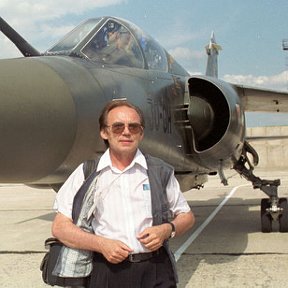 Фотография "Липецкий авиацинный отряд. Я на фоне французского самолета  Мираж из эскодрилии Нормандия-Немон, 2004 год  "