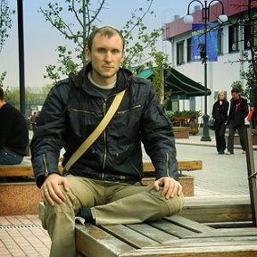Фотография "Иркутск, осеН 2008 г. (Чувак в центре это я, парочка справа - Фекла и Трифон, просто прохожие)"