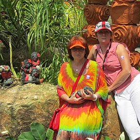 Фотография "А это я с моей половинкой в парке орхидей Кто с чем из Таиланда...А я ж с негритёнком!!! Бывает!!!"