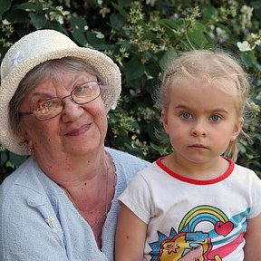 Фотография "На даче, с внучкой... 2011 год"